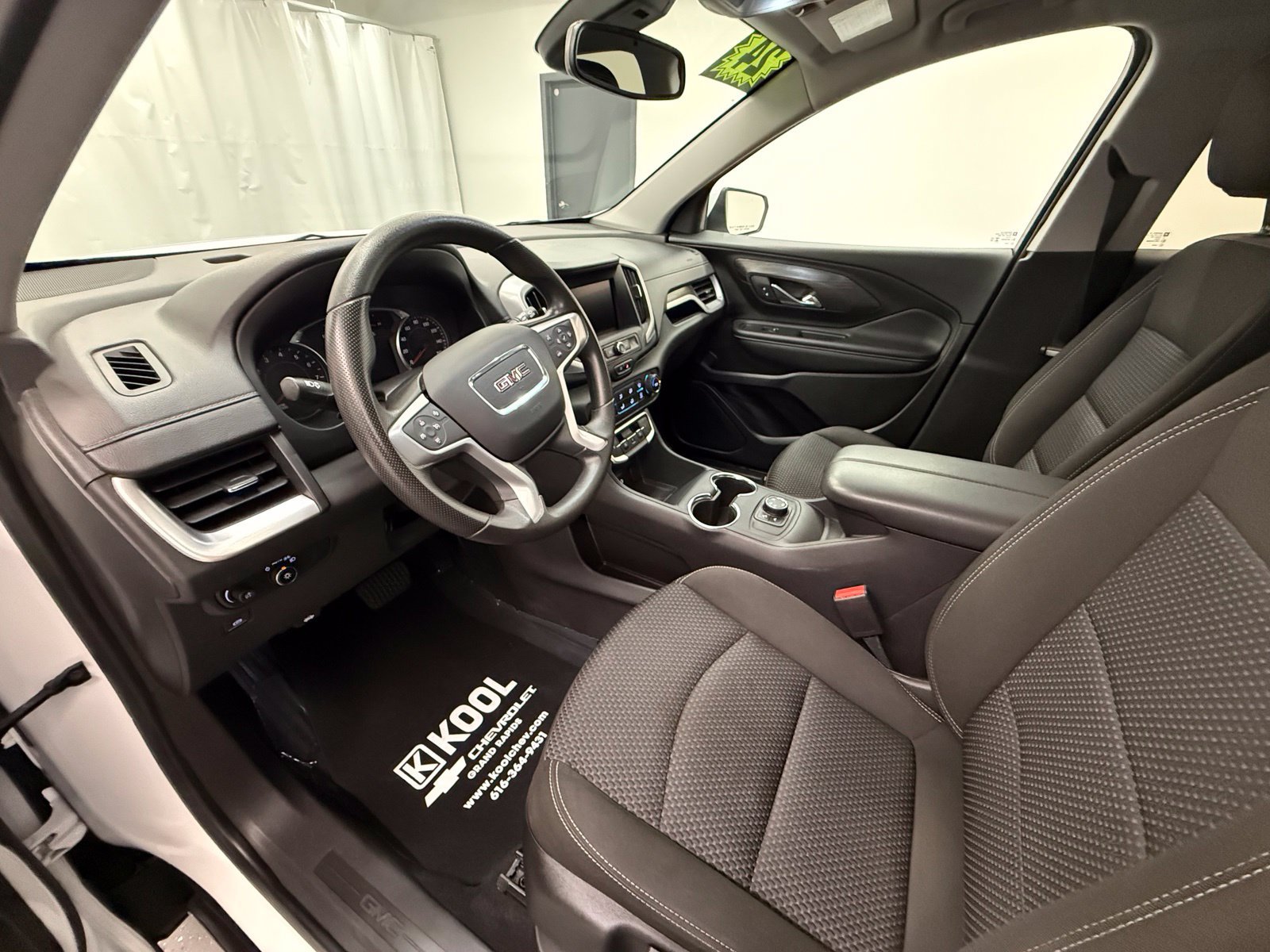 Used 2024 GMC Terrain SLE AWD/4WD image 11