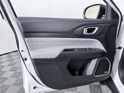 Used 2023 Jeep Compass Latitude w/ Sun and Sound Group image 9