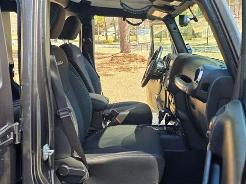 Used 2018 Jeep Wrangler Unlimited Sahara w/ Connectivity Group AWD/4WD image 29