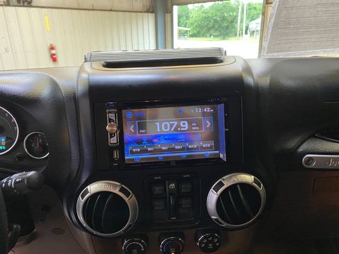 Used 2013 Jeep Wrangler Unlimited Rubicon w/ Connectivity Group AWD/4WD image 36