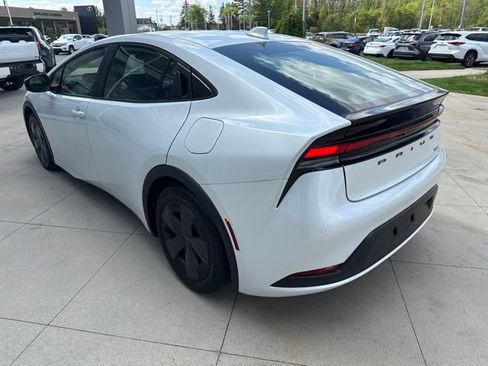 Used 2025 Toyota Prius LE FWD image 6