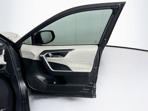 Used 2022 Toyota RAV4 XLE w/ Convenience Package FWD image 32