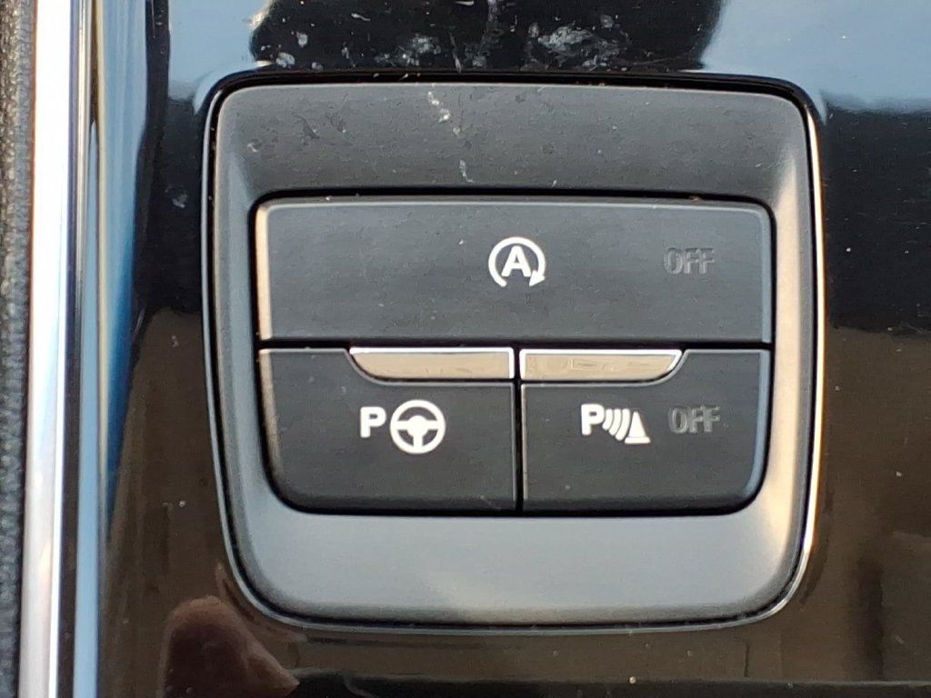 Used 2020 Ford Edge Titanium w/ Equipment Group 301A AWD/4WD image 21