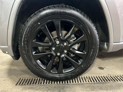 Used 2017 Jeep Grand Cherokee Altitude image 25