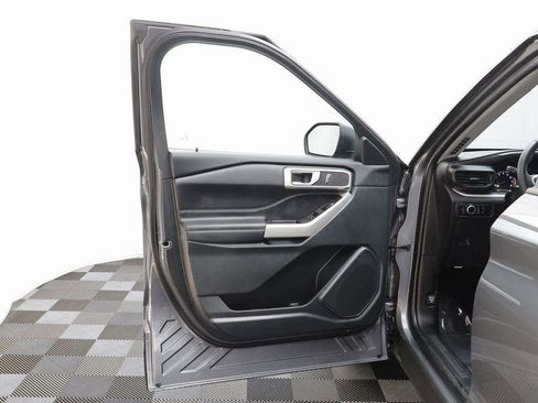 Used 2024 Ford Explorer XLT image 5