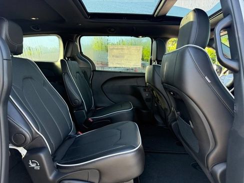 New 2026 Chrysler Pacifica Limited w/ S Appearance Package FWD image 7