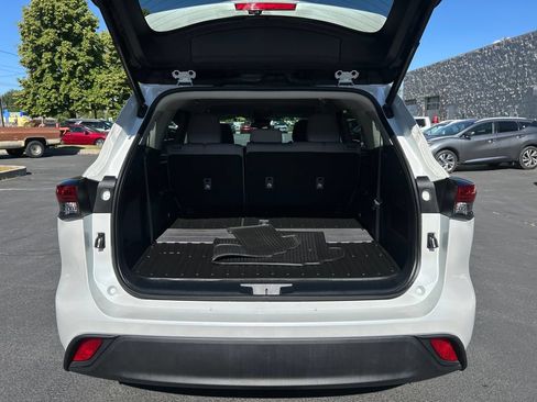 Used 2023 Toyota Highlander LE AWD/4WD image 21