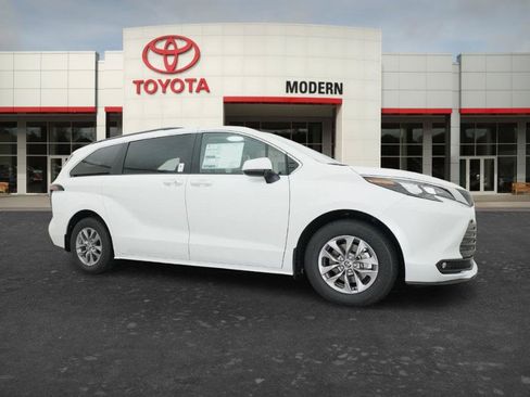 New 2026 Toyota Sienna XLE FWD image 2