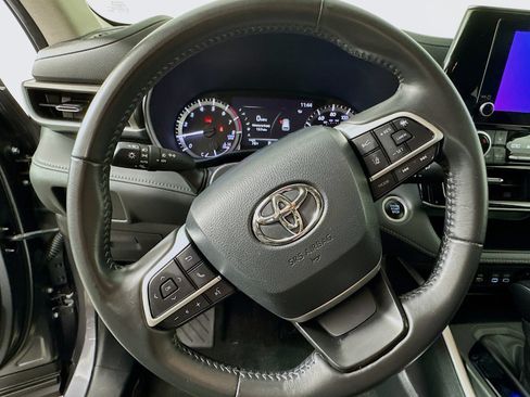 Used 2024 Toyota Highlander LE AWD/4WD image 11