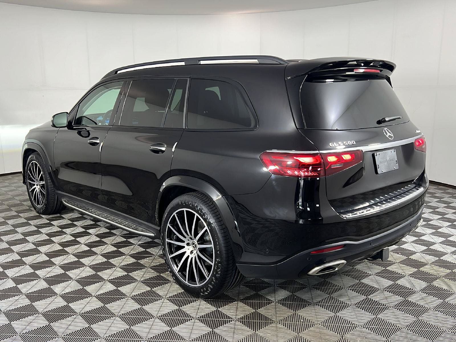 Used 2024 Mercedes-Benz GLS 580 4MATIC image 9