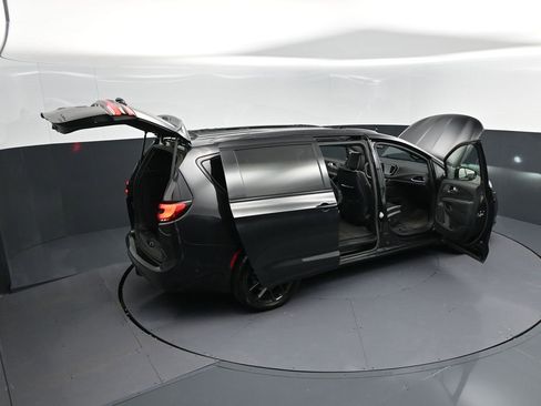 Used 2022 Chrysler Pacifica Limited w/ Uconnect Theater Family Group image 50