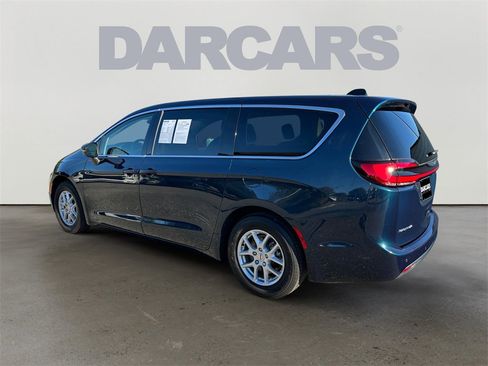 Used 2023 Chrysler Pacifica Touring-L image 5