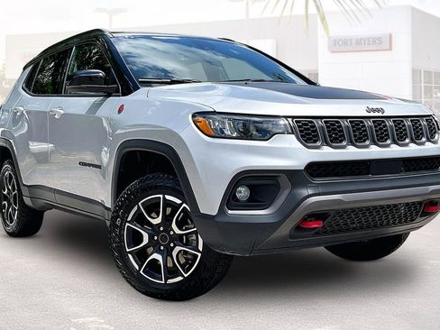 Used 2025 Jeep Compass Trailhawk w/ Trailer Tow Group AWD/4WD image 1