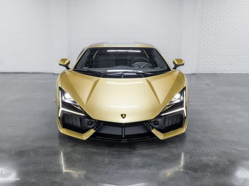 Used 2025 Lamborghini Revuelto image 3