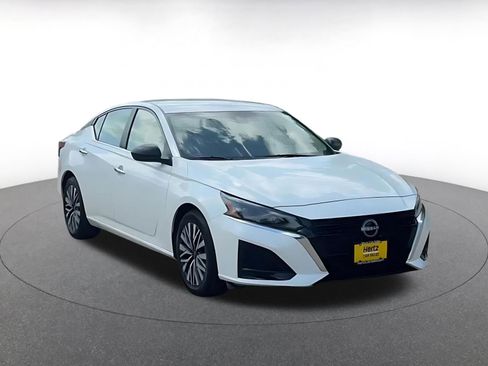 Used 2025 Nissan Altima 2.5 SV FWD image 3