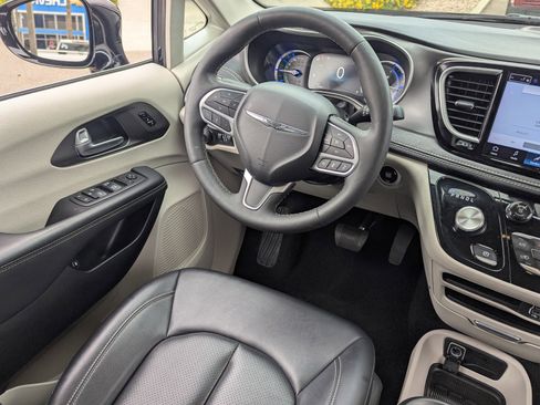 Used 2024 Chrysler Pacifica Select image 16