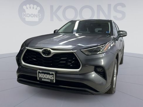 Used 2025 Toyota Highlander LE AWD/4WD image 4