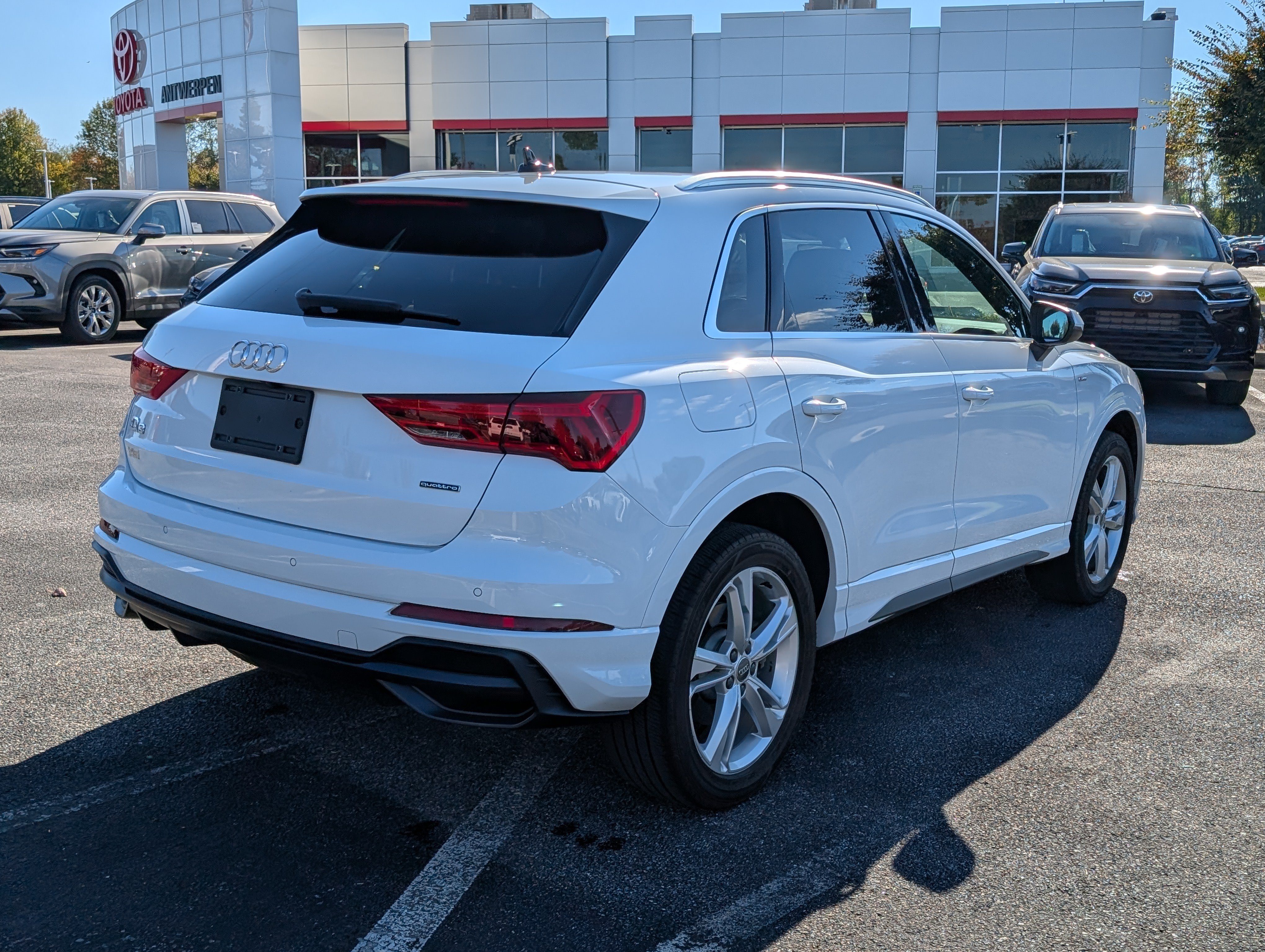 Used 2020 Audi Q3 2.0T Premium w/ Convenience Package AWD/4WD image 3