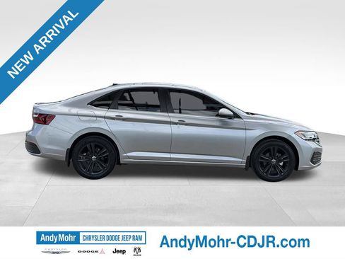 Used 2023 Volkswagen Jetta SE w/ Panoramic Sunroof Package FWD image 6