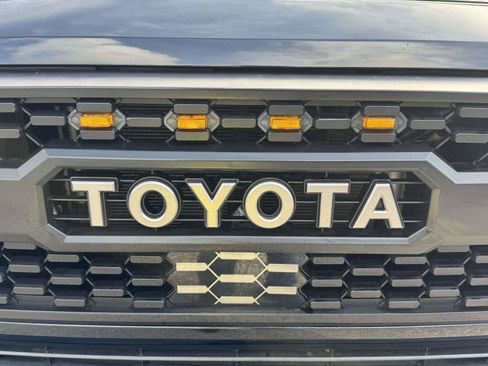 Used 2022 Toyota Tacoma TRD Off-Road w/ Technology Package AWD/4WD image 12