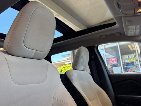 Used 2016 Jeep Cherokee 75th Anniversary FWD image 17
