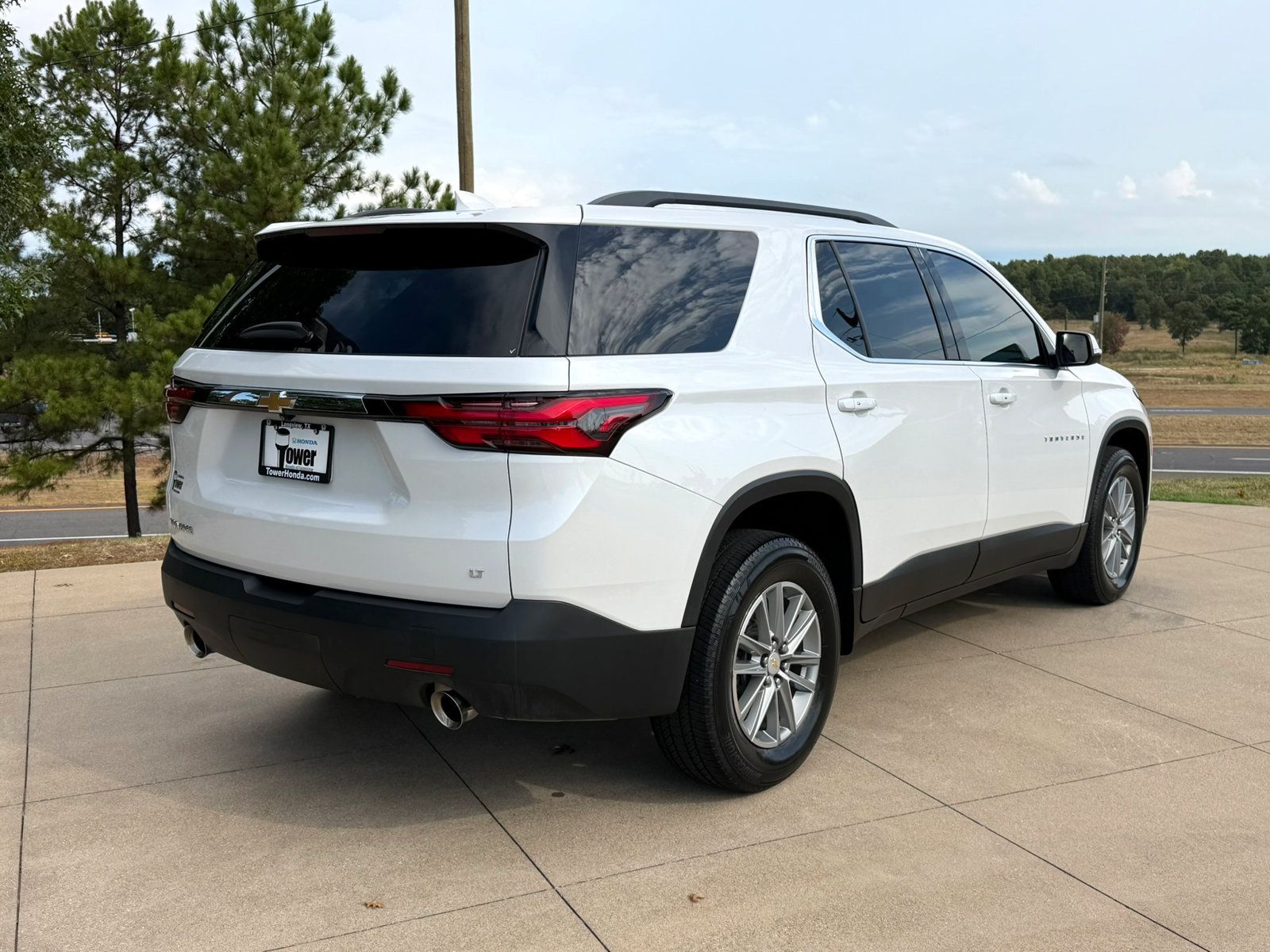 Used 2023 Chevrolet Traverse LT FWD image 6