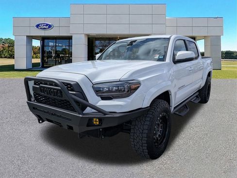 Used 2023 Toyota Tacoma SR5 w/ Technology Package image 5