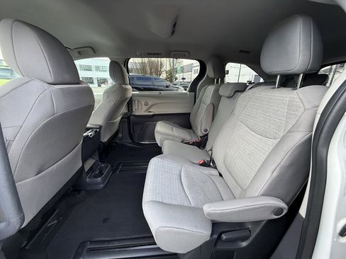 Used 2024 Toyota Sienna LE image 17