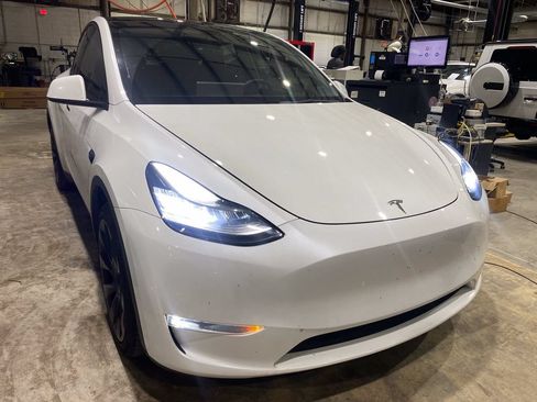 Used 2023 Tesla Model Y Long Range AWD/4WD image 2