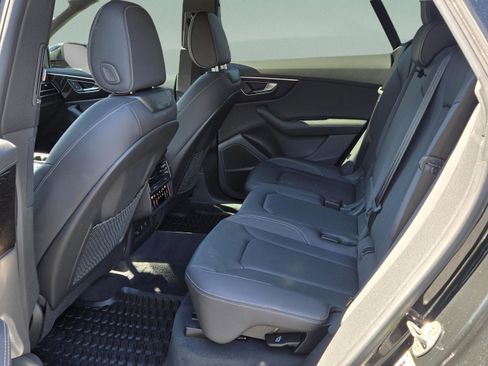 Used 2025 Audi Q8 Premium Plus image 32