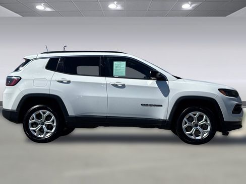 Used 2025 Jeep Compass Latitude AWD/4WD image 8