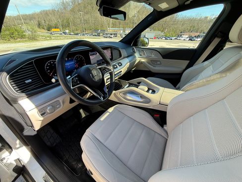 Used 2025 Mercedes-Benz GLS 450 4MATIC image 13