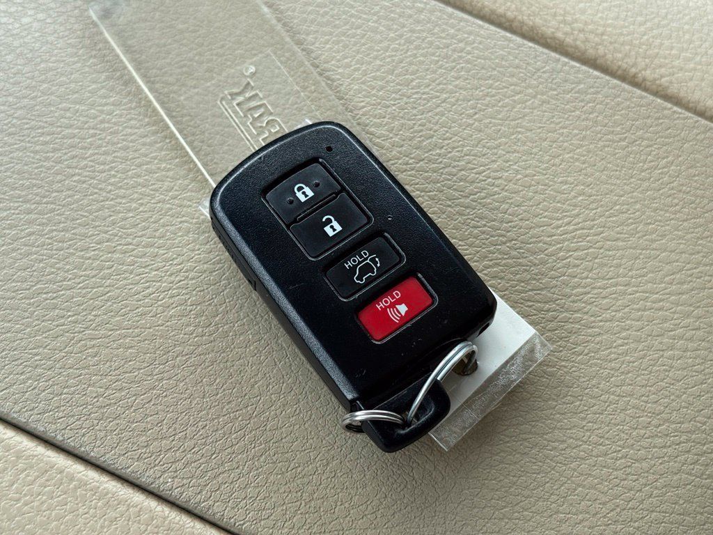 Used 2019 Toyota Highlander Limited FWD image 45