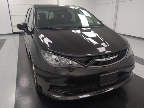 Used 2023 Chrysler Voyager LX image 14