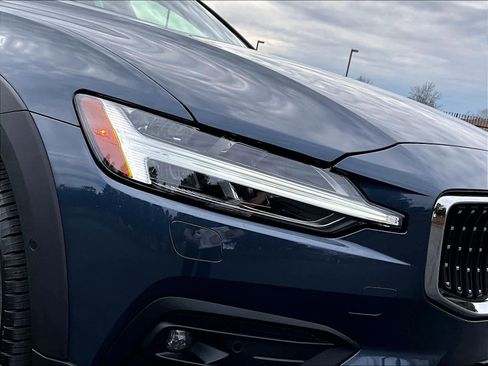 Used 2025 Volvo V60 B5 Cross Country Plus image 31