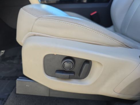 Used 2019 Land Rover Discovery HSE image 30