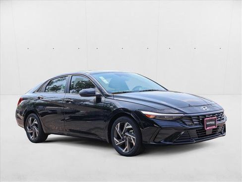 New 2025 Hyundai Elantra Limited image 3