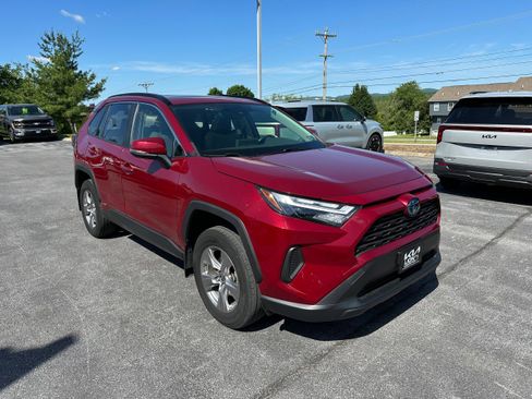 Used 2022 Toyota RAV4 XLE w/ Convenience Package AWD/4WD image 3