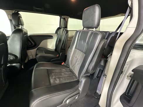 Used 2019 Dodge Grand Caravan SXT w/ Rear Park Assist Package FWD image 23