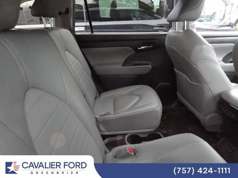 Used 2022 Toyota Highlander XLE AWD/4WD image 10