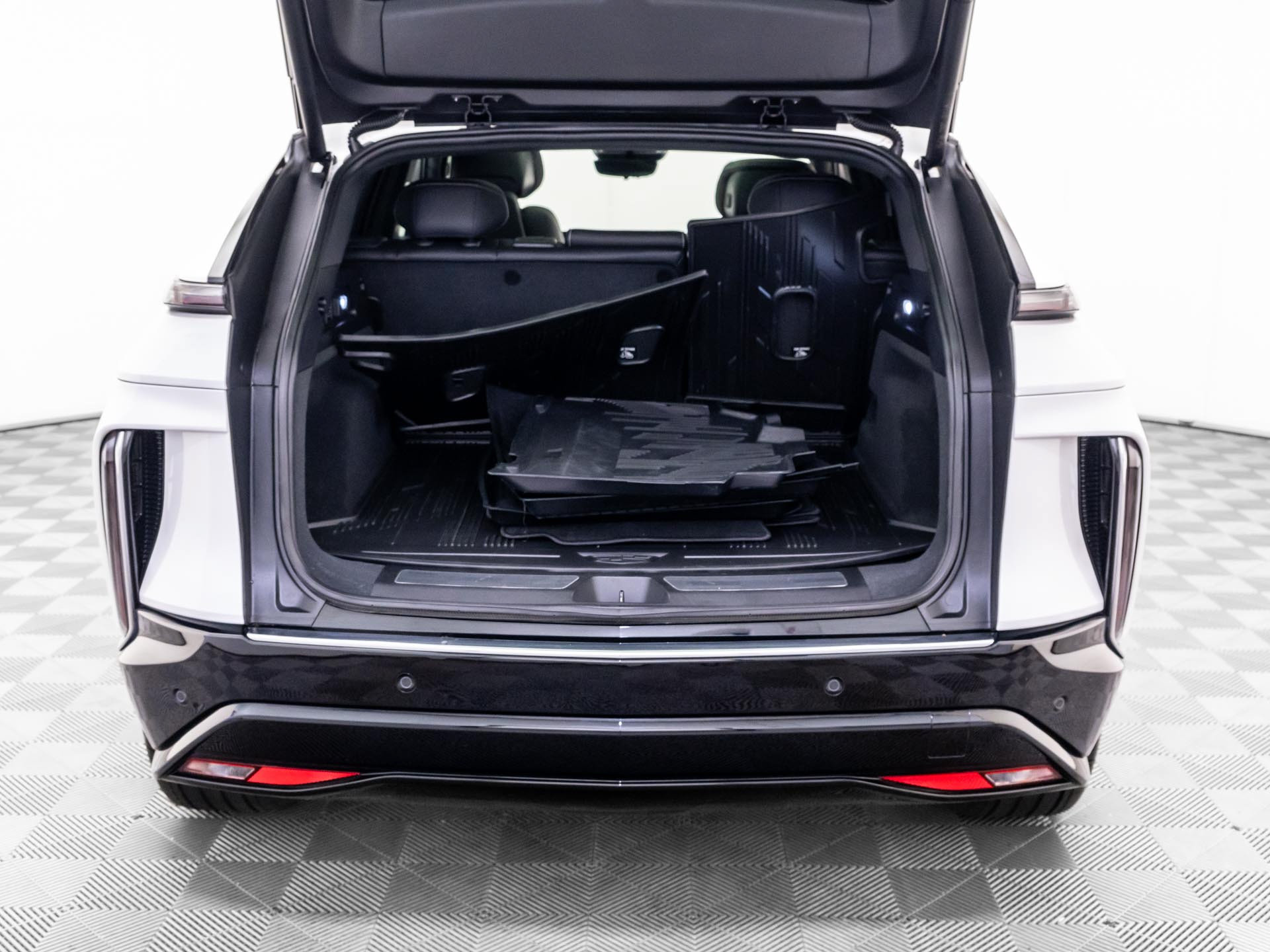 Certified 2025 Cadillac Lyriq Luxury w/ LPO, Floor Liner Package AWD/4WD image 36