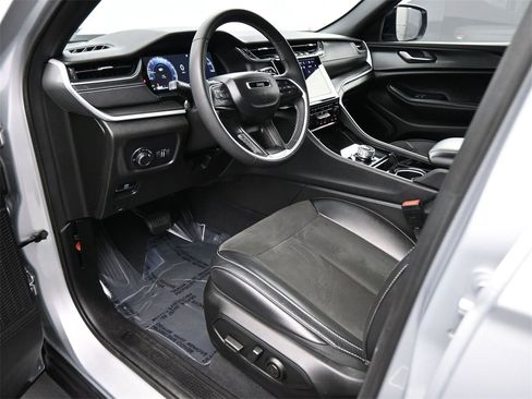 Used 2023 Jeep Grand Cherokee L Laredo image 2