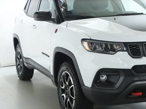 Used 2025 Jeep Compass Trailhawk AWD/4WD image 9
