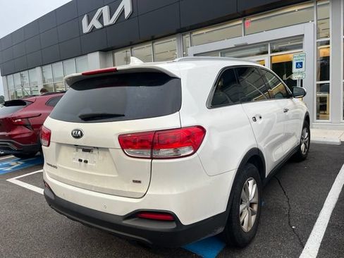Used 2017 Kia Sorento AWD w/ LX Convenience Package image 3