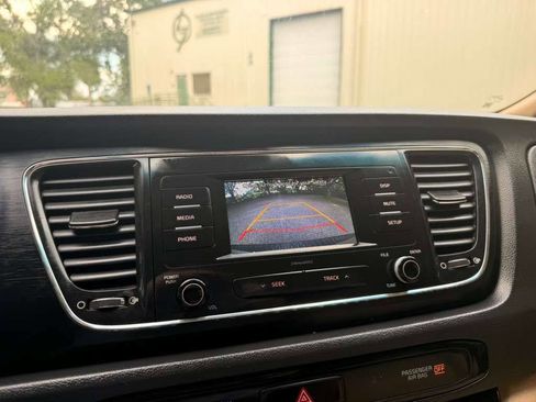 Used 2017 Kia Sedona LX FWD image 16