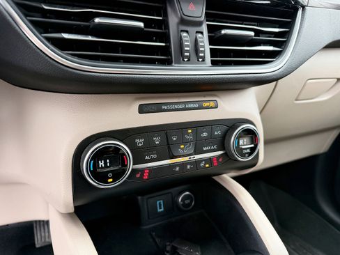 Used 2020 Ford Escape Titanium image 17