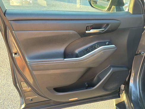 Used 2022 Toyota Highlander XLE FWD image 17