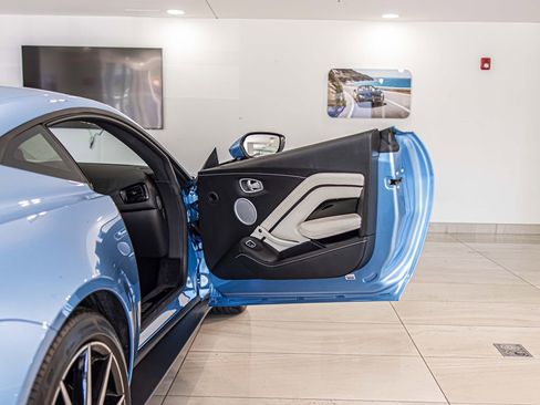 Used 2020 Aston Martin V8 Vantage Coupe RWD image 32