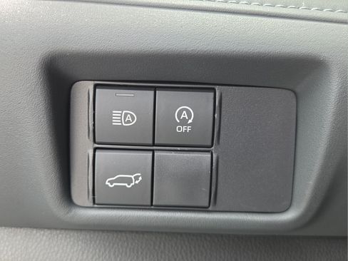 Used 2025 Toyota Highlander XLE FWD image 28