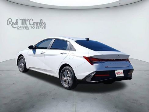 New 2026 Hyundai Elantra SE FWD image 3